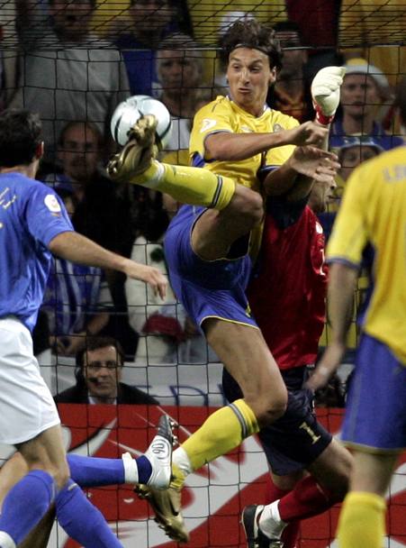 Euro 2004, in Portogallo. L&#39;Italia fa 0-0 con la Danimarca e 1-1 con la Svezia: Ibrahimovic risponde cos a Cassano. Reuters